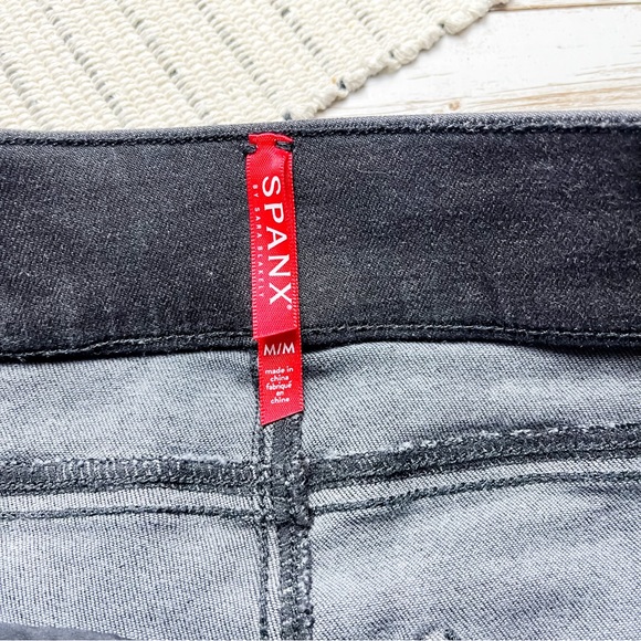 Spanx Raw Released Hem Distressed Jegging Jeans Black Size Medium - Picture 3 of 6